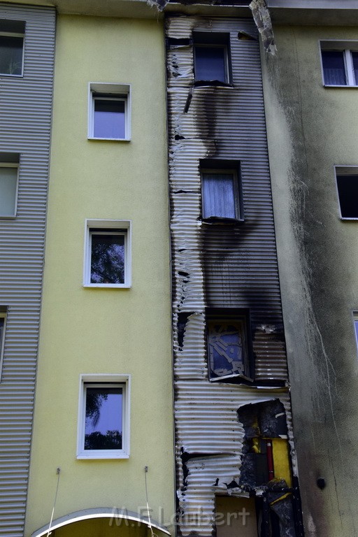 Rollerbrand dann Feuer 1 Fassadenbrand Koeln Gremberg Kroppergasse P22.JPG - Miklos Laubert